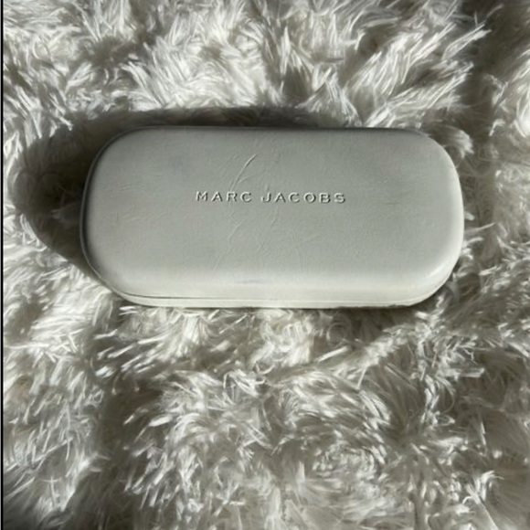 Like New Marc Jacobs Sunglasses, comes with the case. - Picture 4 of 4